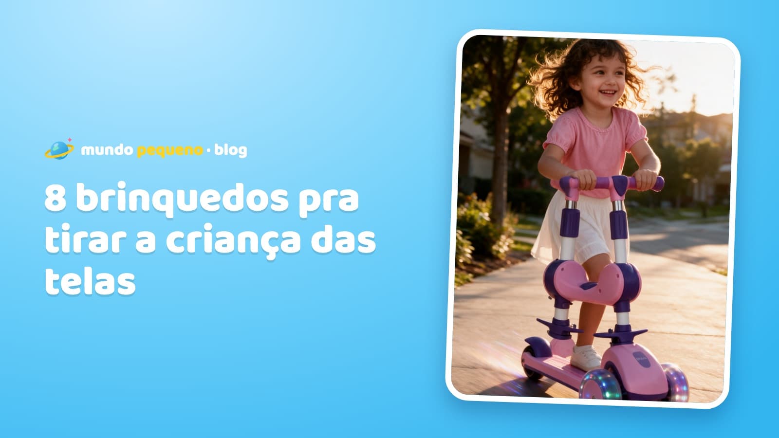 Menina sorrindo andando de patinete rosa com rodas de LED ao pôr do sol