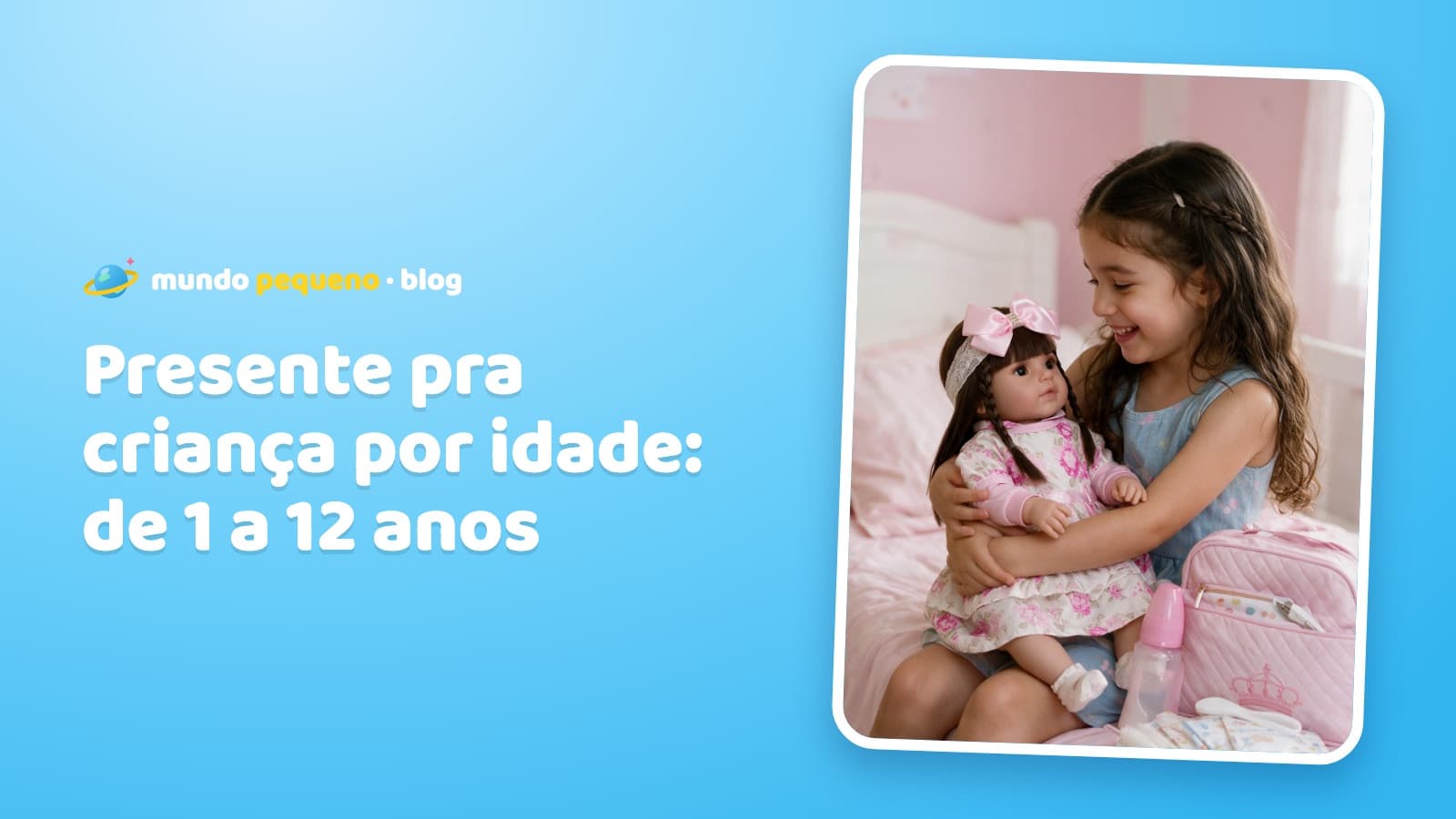 Menina abraçando uma bebê reborn sentada na cama, com uma bolsa maternidade rosa ao lado